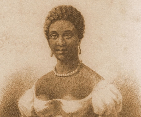 Retrato de Phillis Wheatley, una mujer negra de pelo corto y rizado vestida con vestido blanco, aretes colgantes y collar de perlas