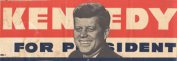 En formato de pegatina para parachoques, la línea superior dice “Kennedy” en fuente blanca sobre un fondo rojo. En la línea inferior se lee “FOR PRESIDENT” en fuente azul sobre un fondo blanco. La cabeza sonriente de Kennedy se superpone sobre las palabras en medio de la pegatina.