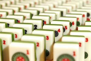 Foto mostrando primer plano de fichas de mahjong, de pie en el extremo en orden secuencial