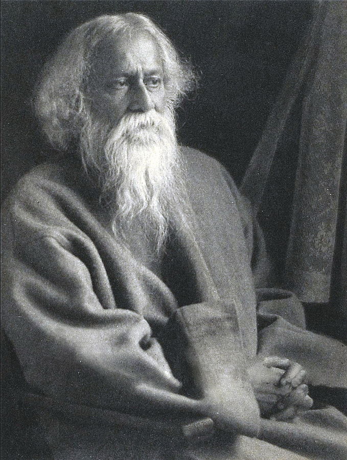 Rabindranath Tagore, de larga barba blanca, mira con nostalgia a lo lejos en una fotografía en blanco y negro