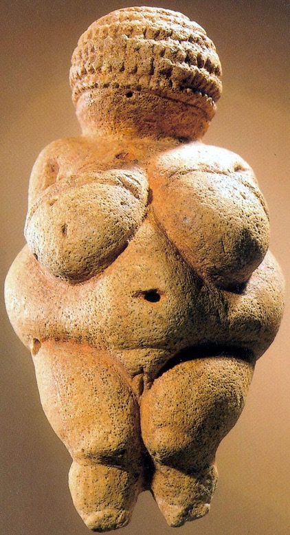 Vénus de Willendorf - une statue abstraite d'une femme très sinueuse.