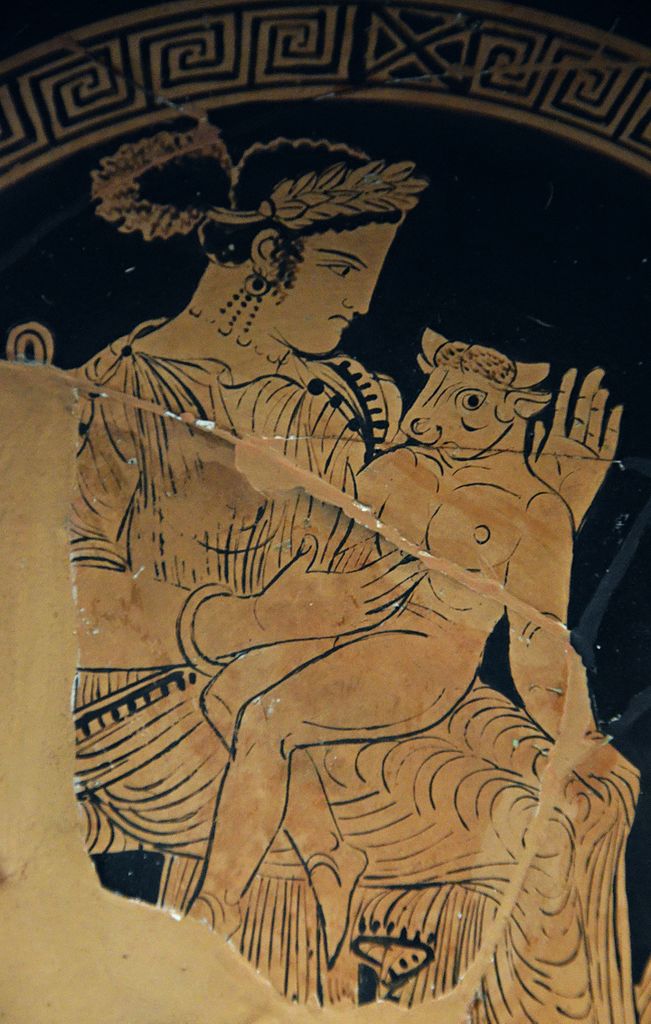651px-Pasiphae_and_the_baby_Minotaur_red-figure_kylix_found_at_Etruscan_Vulci_4th_century_BC_Cabinet_des_Mdailles_Paris_22614392466.jpg