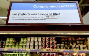 A sign in a supermarket advertising "Los yoghurts más frescos de Chile"