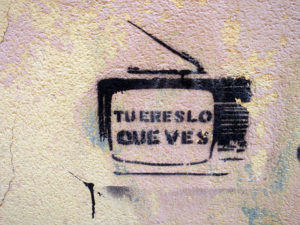 Photo of graffiti which reads: tu eres lo que ves