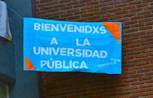 Sign reading Bienvenidos a la universidad pública
