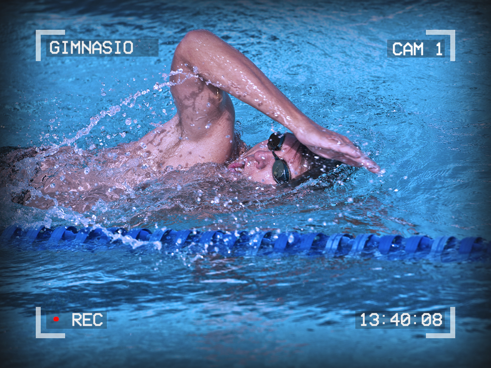 Photo of a man swimming in a pool. Text around the outside reads: Gimnasio, Cam 1, 13:40:08, Recording