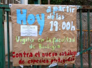 Handmade sign reads Hoy a partir de las 19:00 h. Vigilia en la facultad de Biologia