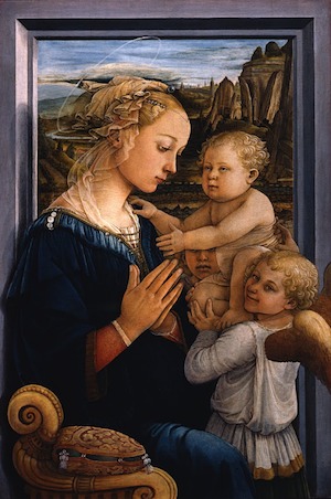 La Virgen está cogiendo sus manos en una pose de oración, y el Niño está siendo sostenido y sostenido por dos niños ángeles.