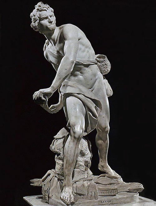 David se pone de pie con su cuerpo vuelto, preparándose para arrojar su roca a Goliat.
