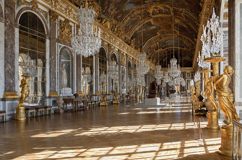 El salón está intrincadamente decorado con candelabros, murales y estatuas doradas.