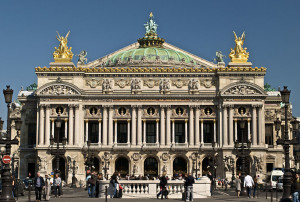 La ópera es un edificio grande, en su mayoría hecho de piedra marrón claro. Su techo abovedado es verde, un cobre oxidado, y hay dos grandes estatuas doradas en las esquinas delanteras del techo del edificio.