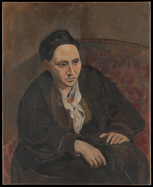 Gertrude Stein inclinada hacia adelante, con las manos sobre las rodillas. Ella está vistiendo marrones oscuros. El fondo de la pintura es un marrón con toques de un patrón de papel tapiz.