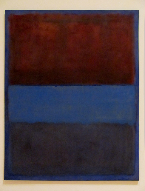 Un lienzo azul con un rectángulo granate brillante y profundo en el tercio superior, con un rectángulo azul ligeramente más claro debajo de él, con un rectángulo púrpura oscuro desaturado debajo de ese.