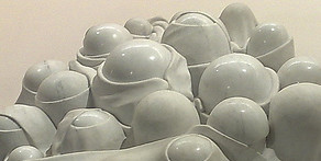 Una vista del costado de la escultura. Este ángulo enfatiza las diferentes alturas de cada esfera.