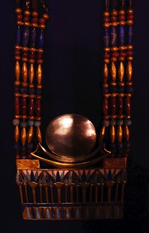 Photograph of the necklace-like jewelery