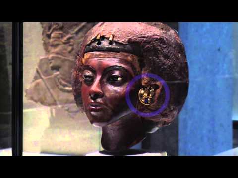 Miniatura para el elemento incrustado “Cabeza de retrato de la reina Tiye con una corona de dos plumas”