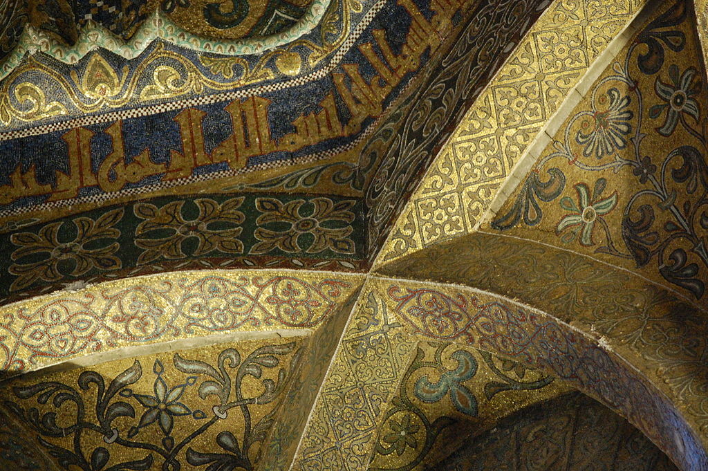 Close up of the ribbing of the dome, which is covered with intricate crossed and curved patterns.