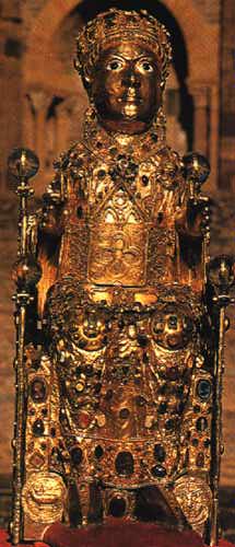 Una estatua chapada en oro de un santo sosteniendo una copa de vino en cada mano. La cabeza del relicario contiene un trozo de cráneo el cual ha sido autenticado.
