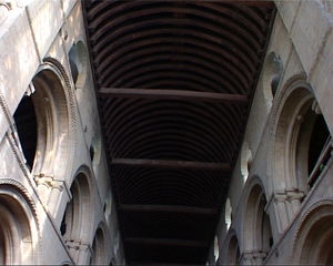 Este techo es un ejemplo de simple bóveda de cañón. Las vigas de madera soportan el techo y no son particularmente decorativas.