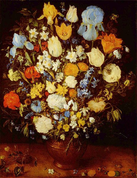La pintura representa flores dispuestas en un jarrón con flores más pequeñas en la base y flores más grandes en la parte superior. Las flores incluyen rosas, tulipanes y nomeolvides entre otros.