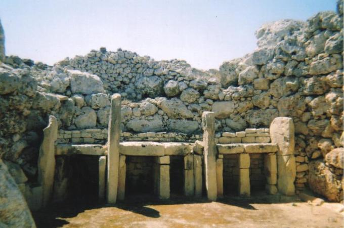 La fotografía representa la entrada del templo.