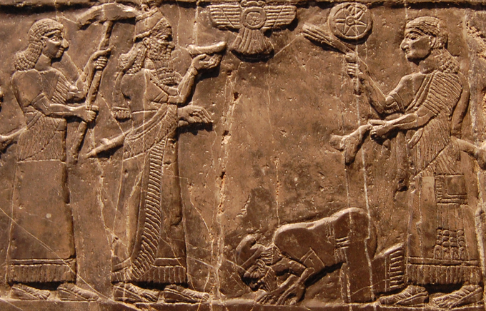 Foto muestra vista detallada de una escena de la escultura asiria de piedra caliza negra. El rey asirio Shalmaneser III recibe tributo de Sua, rey de Gilzanu, El obelisco negro.