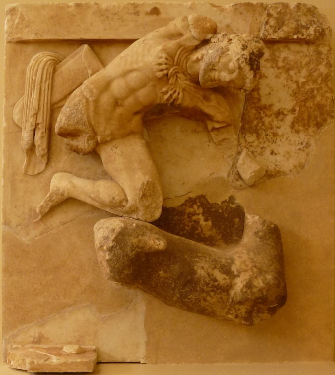 Esta es una foto del Tesoro de Atenas en Delfos, Grecia. Es una metope que muestra a Herakles atrapando al ceryeano Hind (el extremo trasero del venado mascota de Diana).