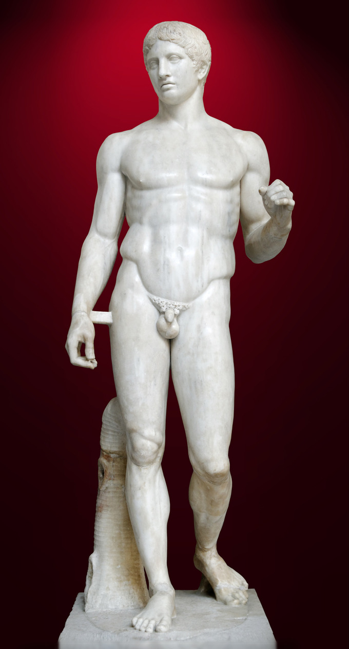 Esta es una foto en color de Doryphoros de Polykleitos, o Portador de Lanza, una estatua de un macho desnudo con músculos abdominales y parte superior del cuerpo cincelados.