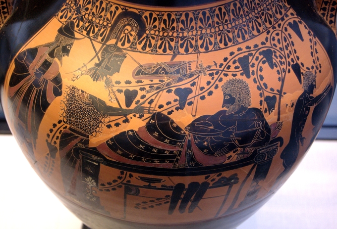 Esta es una foto en color de alfarería decorada con una escena de Herakles y Atenea al estilo de figura negra.