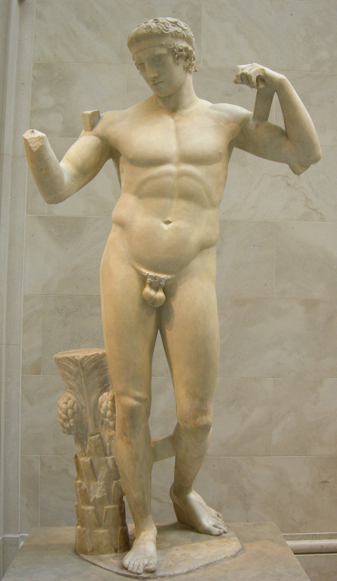 Esta es una foto de la estatua de Diadoumenos. Se trata de una estatua de mármol que representa a un macho desnudo con musculatura idealizada.