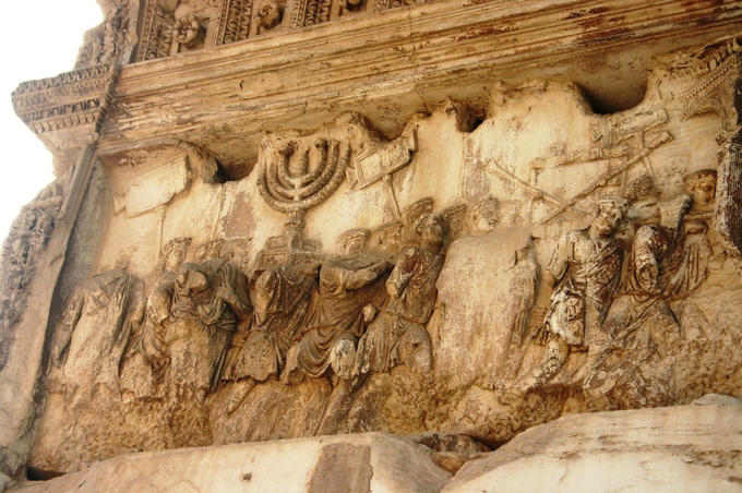 Esta foto muestra un relieve del saqueo de Jerusalén del Arco de Tito. Representa a Titus en el centro de una multitud celebrando la victoria.