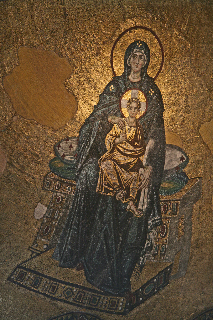 Esta foto muestra el mosaico Theokotos y Niño. Representa a la Virgen María sentada en velo con el niño Cristo en su regazo.