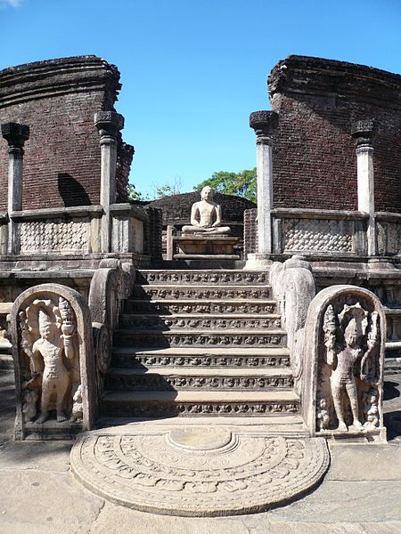 Esta foto muestra un vatadage en la antigua ciudad de Polonnaruwa, Sri Lanka.