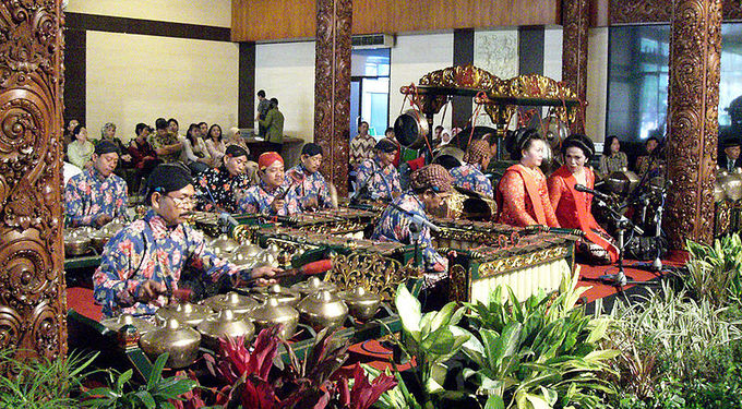 Esta foto actual muestra una actuación de conjunto gamelano javanés durante una ceremonia de boda tradicional javanesa estilo Yogyakarta.