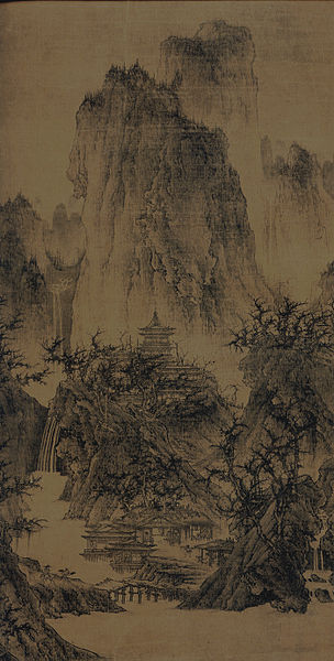 En el centro hay un templo parcialmente escondido detrás de árboles. Otros edificios más pequeños están en primer plano y un gran pico está en el fondo.