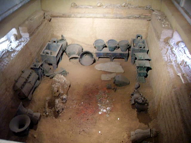 Foto de la tumba mostrando una variedad de artefactos.