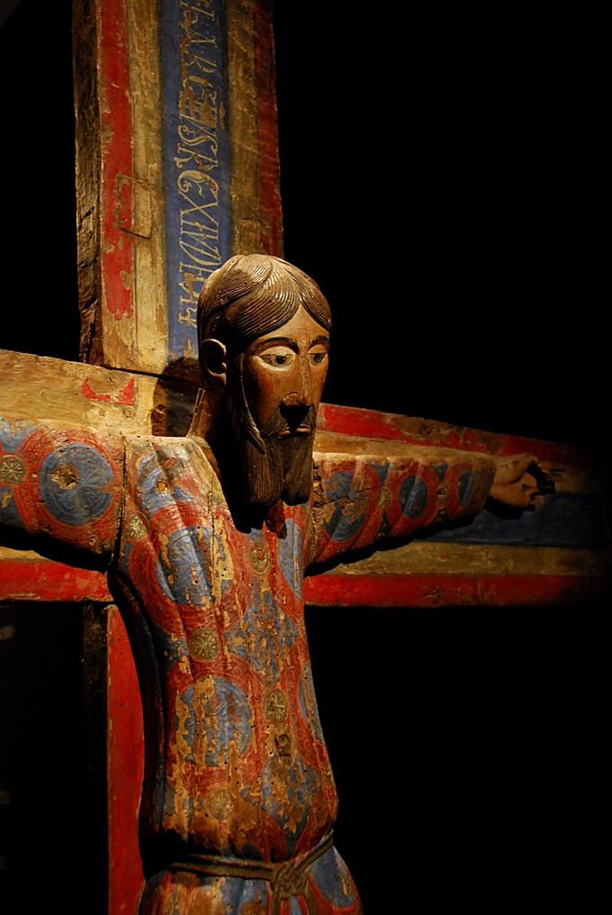 Image of the Majestat Batlló shows an elaborate and colorful carving of Christ on the Cross.