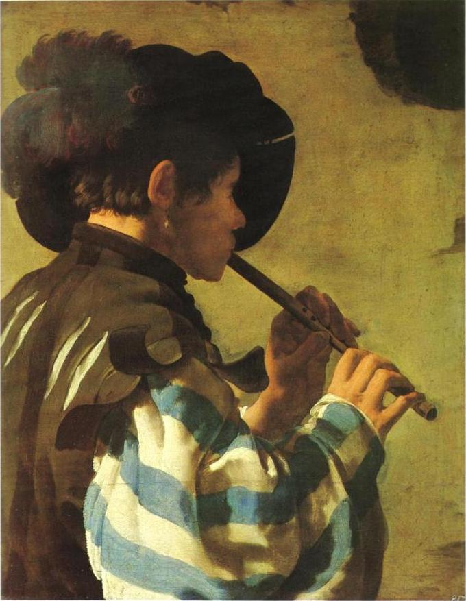 Se muestra a un hombre tocando una flauta. Se le ve desde un lado, apartando la mirada del espectador.