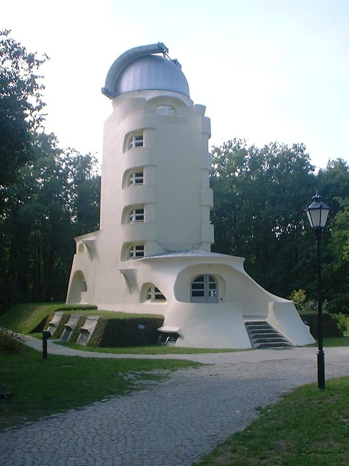 Imagen de la torre desde el exterior. Se trata de una torre blanca con un observatorio en la parte superior.