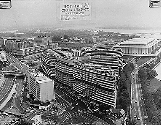 Une photographie montre une vue aérienne de l'hôtel et du complexe de bureaux du Watergate.