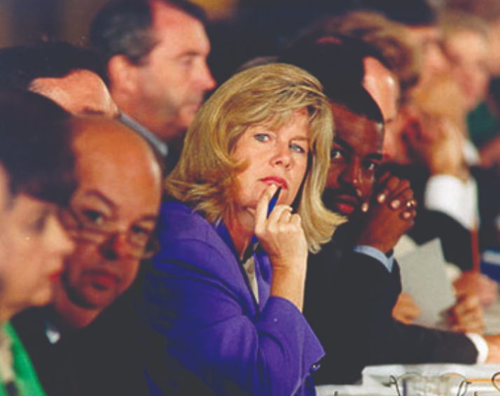 Une photographie montre Tipper Gore assis à une table lors d'une audience au Sénat.