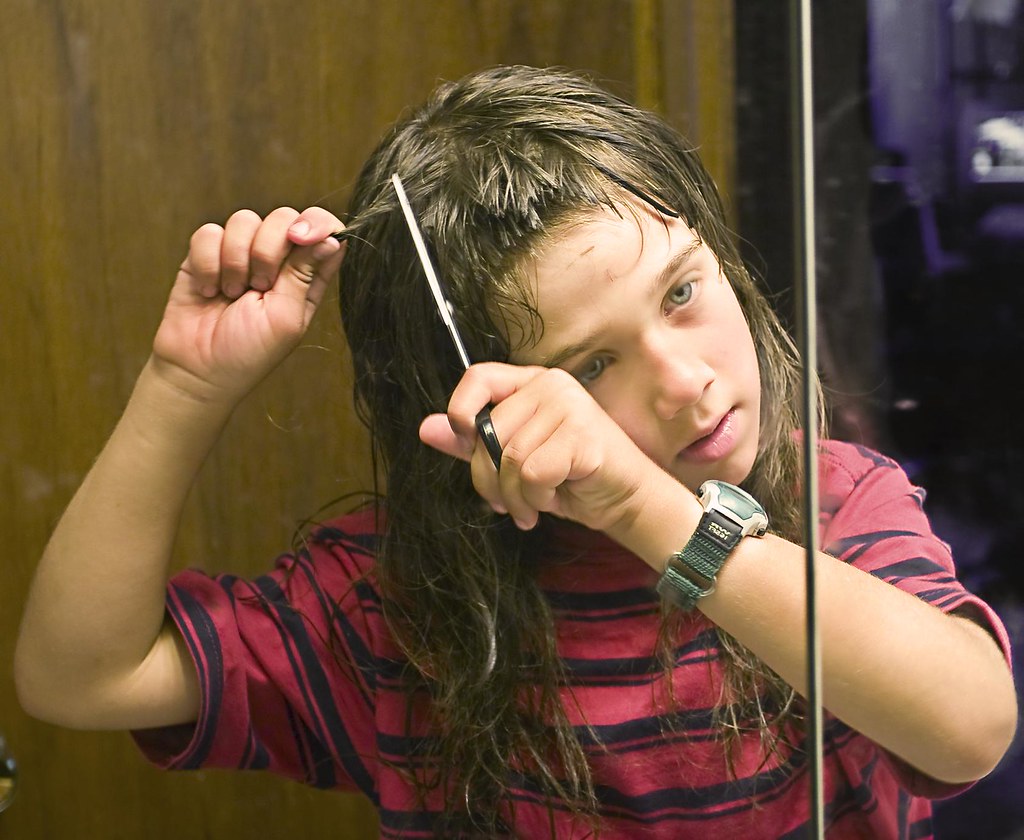 Una niña cortándose el pelo