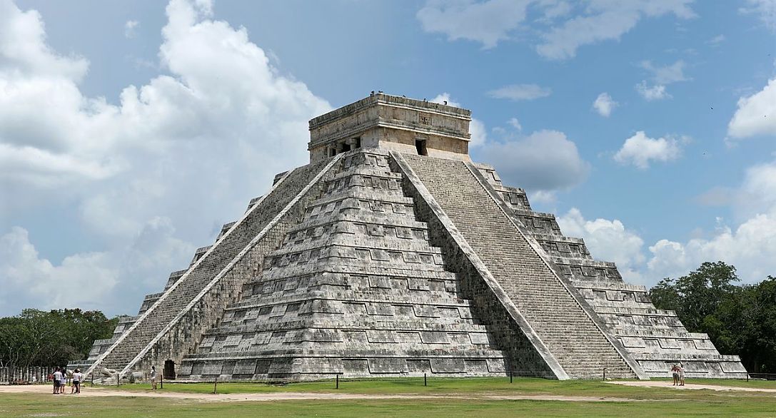 El Castillo (pyramidd of Kukulcán) in Chichén Itzá, photograph by Daniel Schwen, via Wikimedia Commons