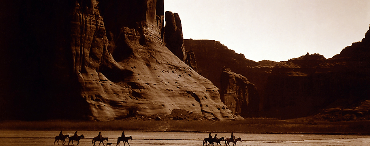 Edward S. Curtis, jinetes navajos en Canyon de Chelly, c1904, vía Biblioteca del Congreso