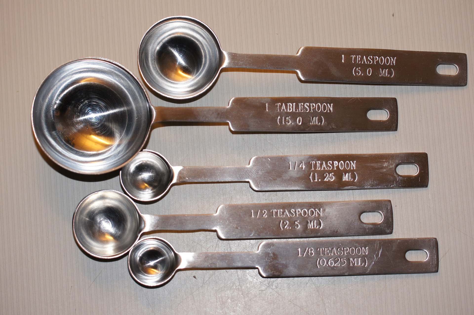 different sizes of measuring spoons