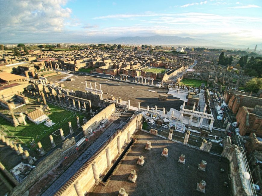 Forum_of_Pompeii-870x652.jpg