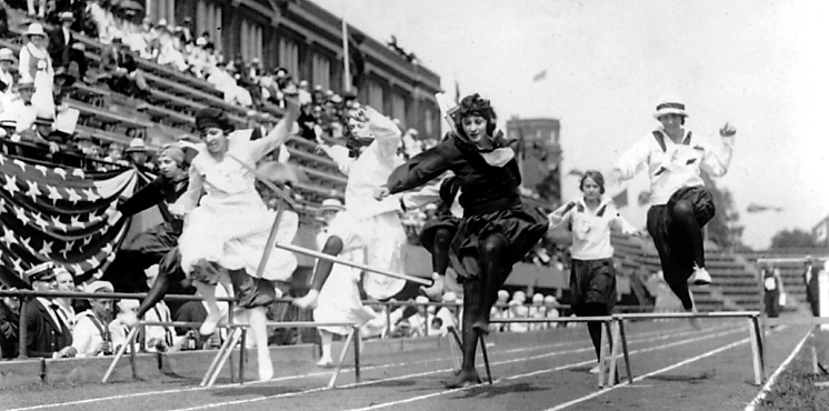 “Mujeres compitiendo en la carrera de obstáculos bajos, Washington, D.C.” ca. 1920. Biblioteca del Congreso (LC-USZ62-65429)