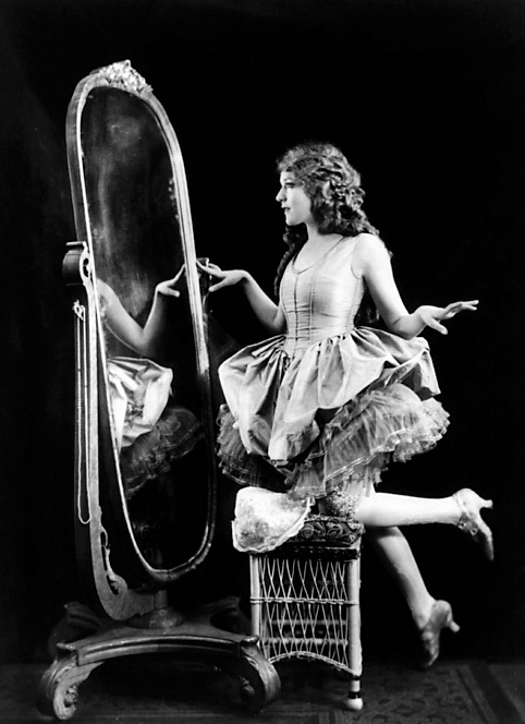 Mary Pickford’s film personas led the glamorous and lavish lifestyle that female movie-goers of the 1920s desired so much. Mary Pickford, 1920. Library of Congress, http://www.loc.gov/pictures/item/2003666664. 
