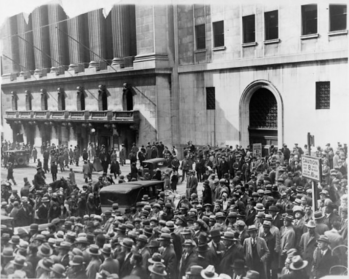 “Multitud de gente se reúne fuera de la Bolsa de Valores de Nueva York tras la caída de 1929", 1929. Biblioteca del Congreso, http://www.loc.gov/pictures/item/99471695/.