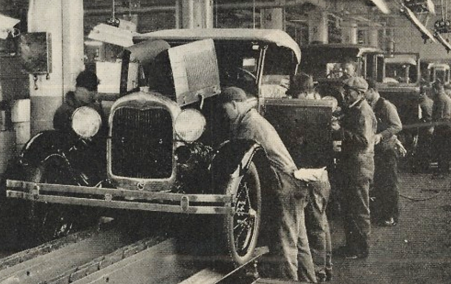 Si bien era una innovación en la fabricación, la línea de ensamblaje de Henry Ford produjo tantos autos que inundaron el mercado de automóviles en la década de 1920. Entrevista a Henry Ford, Literary Digest, 7 de enero de 1928. Wikimedia, http://commons.wikimedia.org/wiki/File:Ford_Motor_Company_assembly_line.jpg.